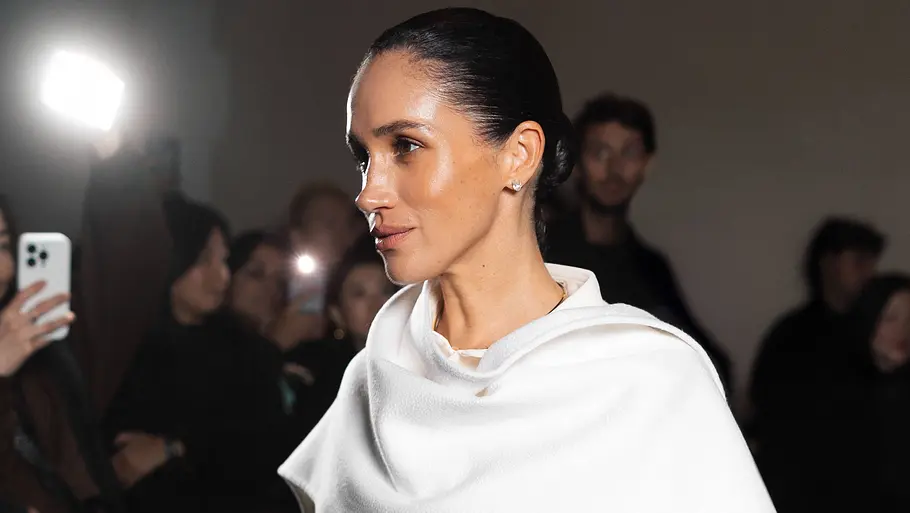 Meghan Markle im weißen Set und Sleek-Bun Meghan Markle im weißen Set und Sleek-Bun