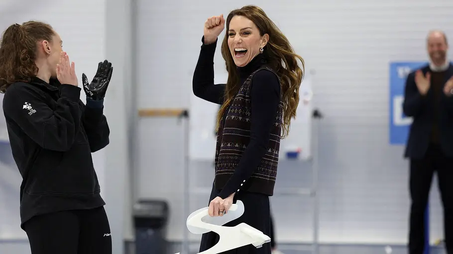 Kate Middleton beim Curlingspielen, die sich sichtbar über ihren Sieg freut