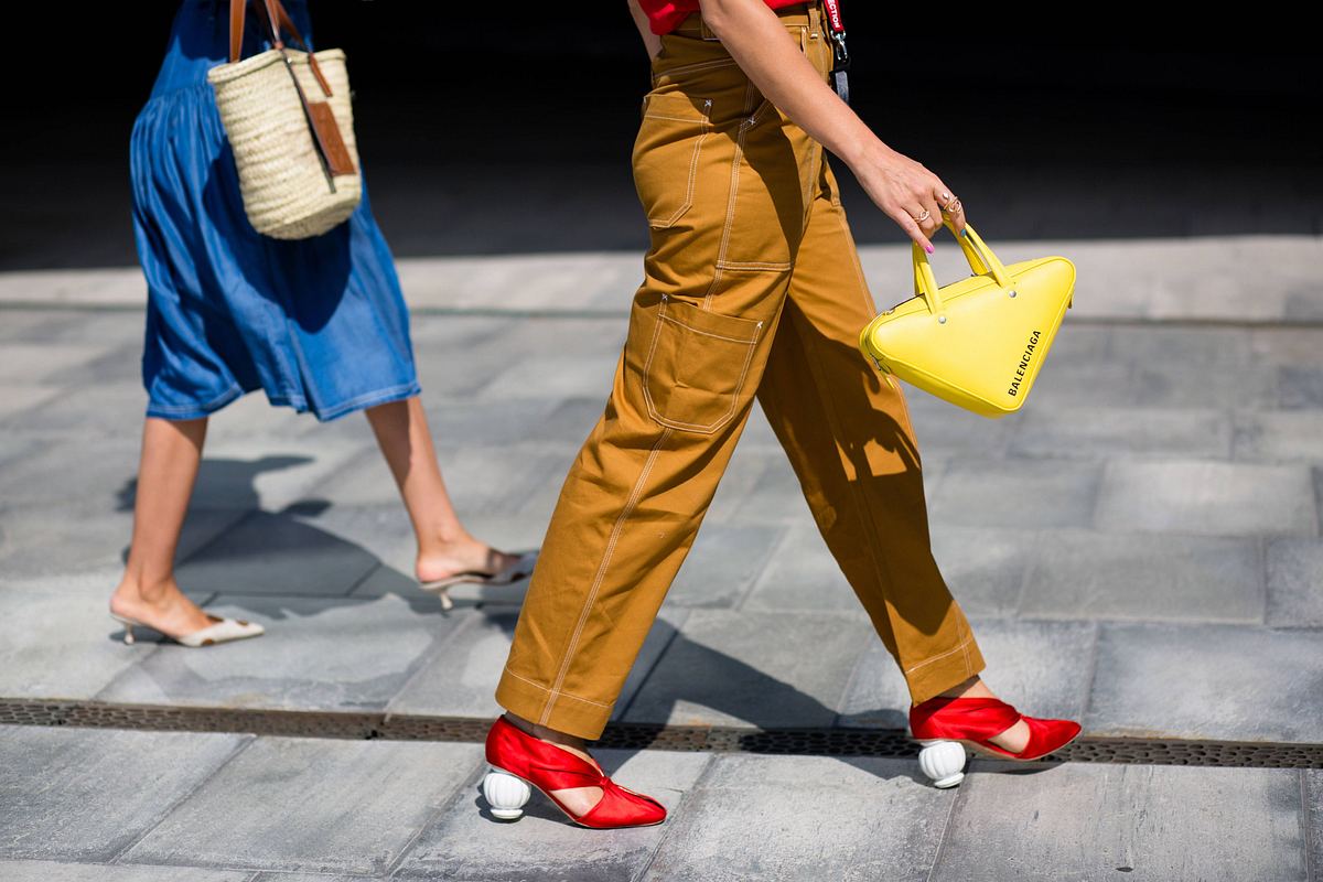 Zwei Frauen mit Jeanshose und Stoffhose
