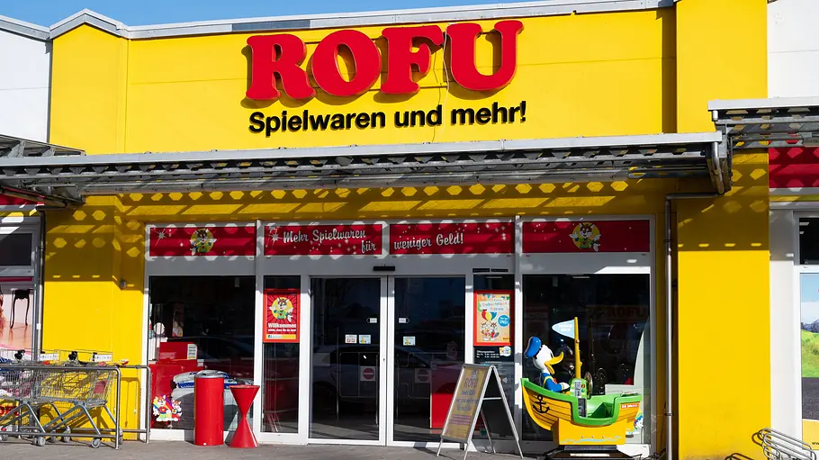 Ein Laden von Rofu Kinderland von außen.