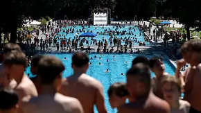 Eine Gruppe Jungen steht am Sprungturm im Freibad. - Foto: IMAGO / Panama Pictures