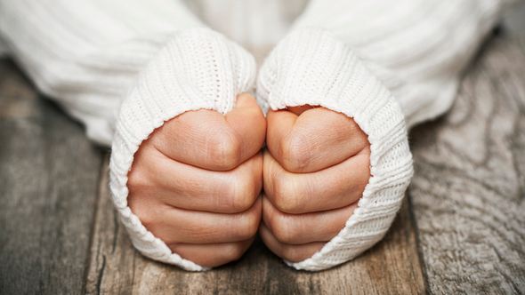 Immer kalte Hände: Ursachen und was dagegen hilft. (Themenbild) - Foto: pepifoto/iStock