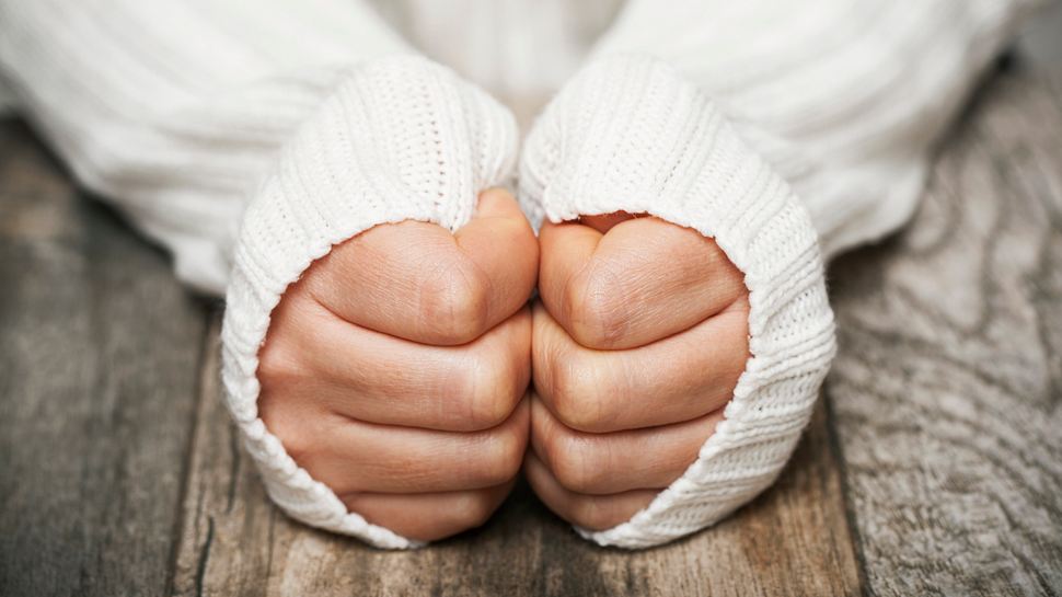 Immer kalte Hände: Ursachen und was dagegen hilft. (Themenbild) - Foto: pepifoto/iStock
