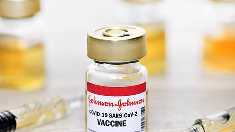 Der Impfstoff von Johnson & Johnson könnte Mitte März in Europa zugelassen werden. - Foto: IMAGO / Christian Ohde