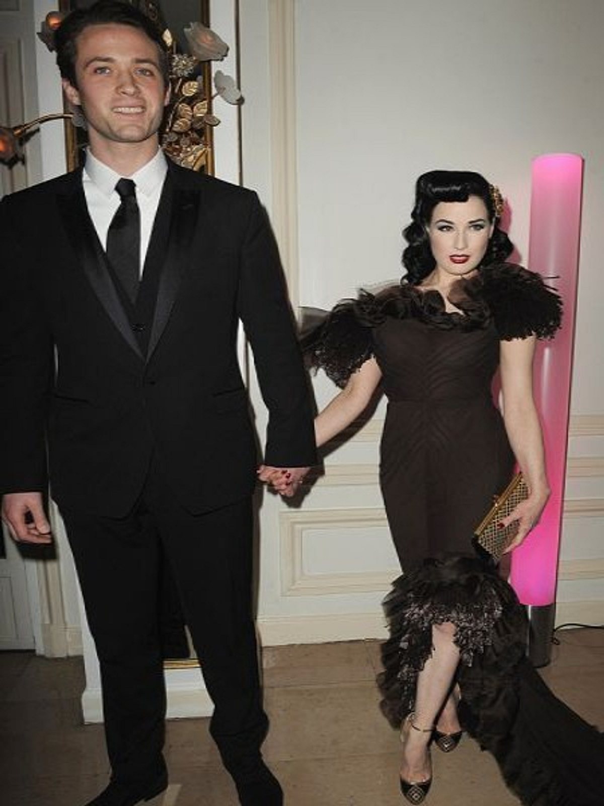 in begleitung ihres toyboys louis marie de castelbajac besuchte dita von teese im januar0 ein charity dinner in paris