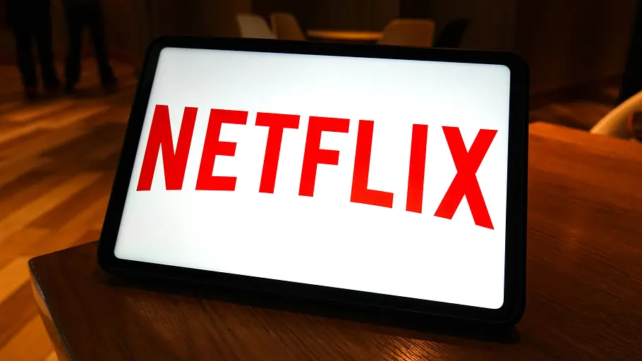 In Deutschland bleiben die Netflix-Preise noch stabil. Netflix-Logo auf einem Tablet.