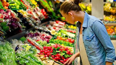 In Deutschland fällt die Maskenpflicht im Supermarkt - Foto: MattoMatteo/iStock