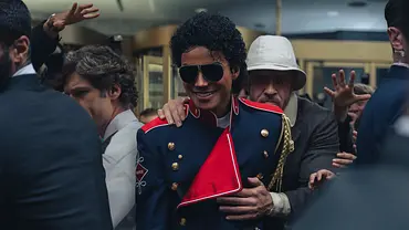 Bill Bray führt Michael Jackson durch eine Menschenmenge. - Foto: Universal/Lionsgate
