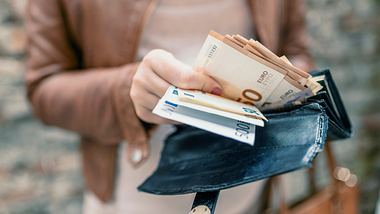 Frau hält in Händen Brieftasche mit Euro Geld. - Foto: dragana991/iStock
