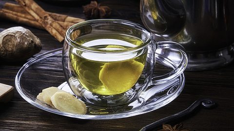 Ingwer Tee selber machen und beachten - Foto: Istock/apomares