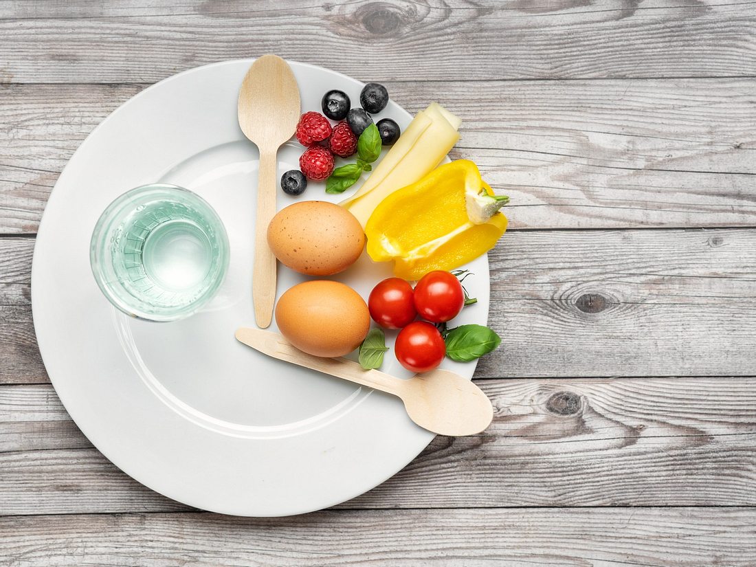 Intervallfasten Buch Teller mit Obst und Gemüse für Intervallfasten