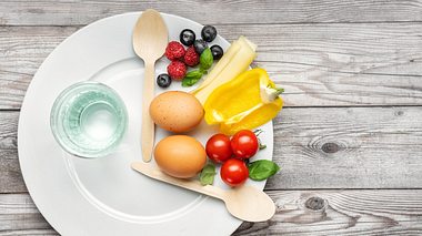 Teller mit Obst und Gemüse für Intervallfasten - Foto: iStock/Yummy pic