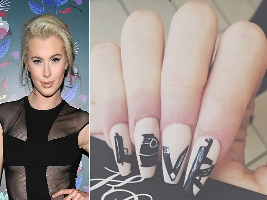 Ireland Baldwin mit Militär-Nailart ireland baldwin mit militaer nailart