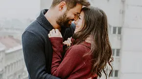 13 Signale die dir zeigen, ob er in dich verliebt ist. - Foto: iStock/proud_natalia 13 Signale die dir zeigen, ob er in dich verliebt ist. - Foto: iStock/proud_natalia