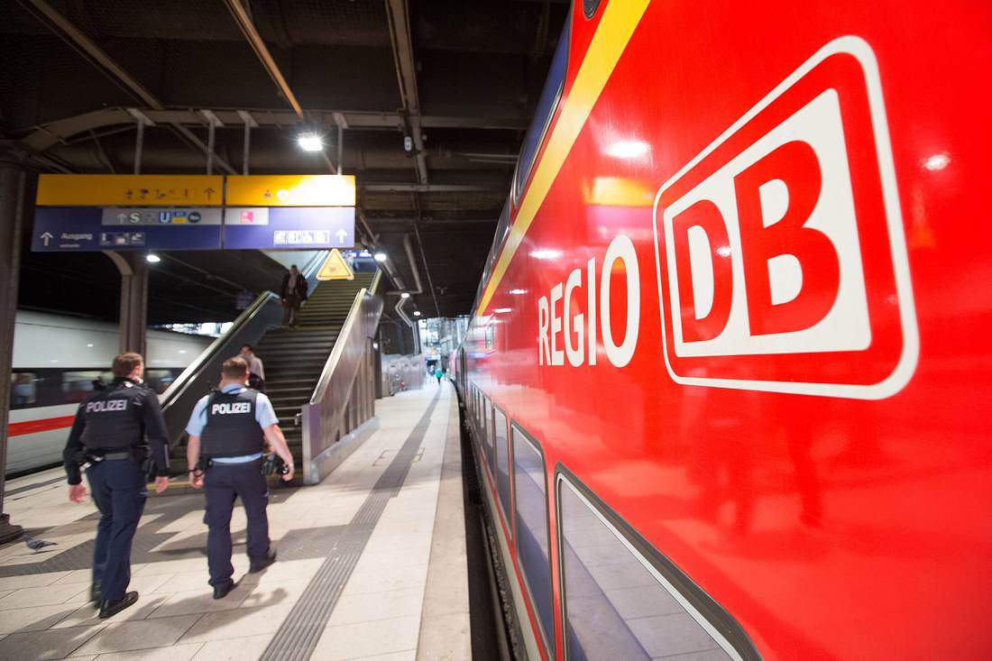 Wie sicher ist Zugfahren? Immer wieder kommt es in Bahnen oder Bussen zu Gewalttaten, doch wie sollte man sich im Ernstfall verhalten?
