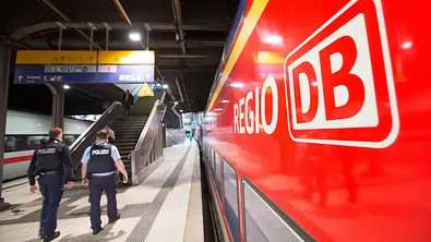 Immer wieder kommt es in Bahnen oder Bussen zu Gewalttaten, doch wie sollte man sich im Ernstfall verhalten? - Foto: IMAGO / Nikito