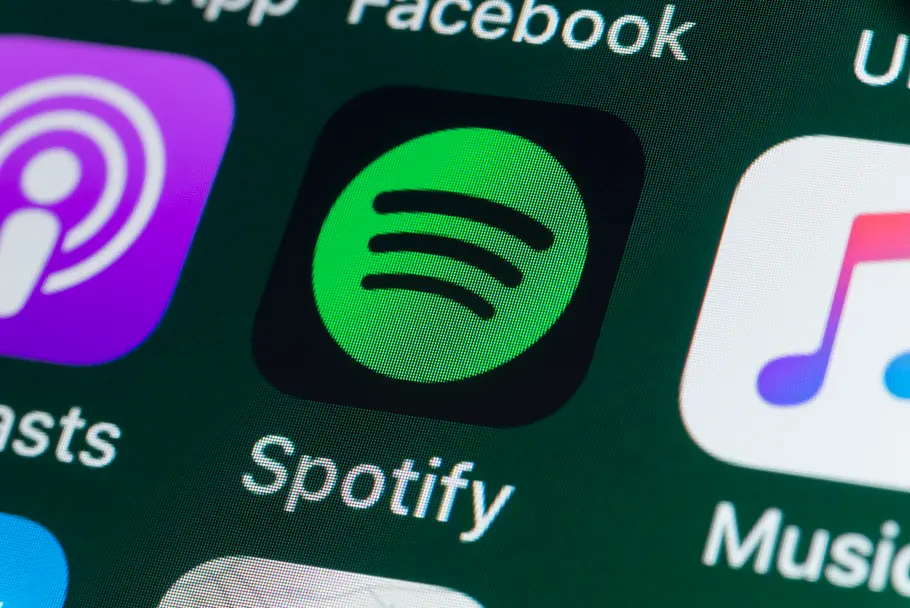 Spotify Betrugsmasche Spotify, Podcasts, Musik und andere Apps auf dem iPhone-Bildschirm