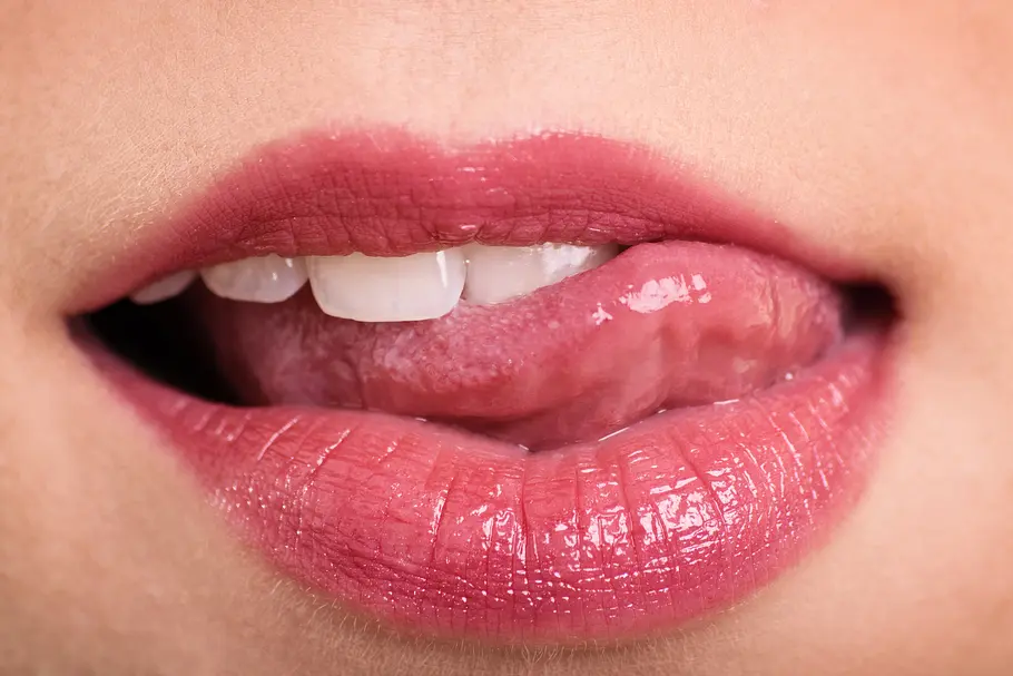 Zunge über die Lippen