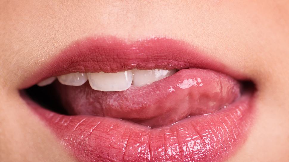 Zunge über die Lippen - Foto: iStock/ Mendelex_photography