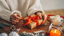 Weihnachtsgeschenke selber zu machen bringt Entschleunigung vor den Feiertagen! - Foto: Xsandra / iStock