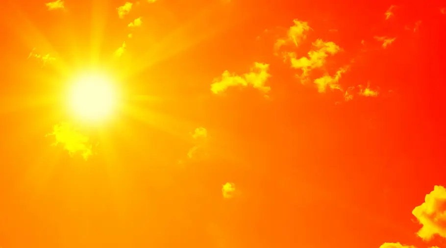 Sonne auf rot-orangen Hintergrund: Hitzewelle im Anmarsch Sonne auf rot-orangen Hintergrund: Hitzewelle im Anmarsch