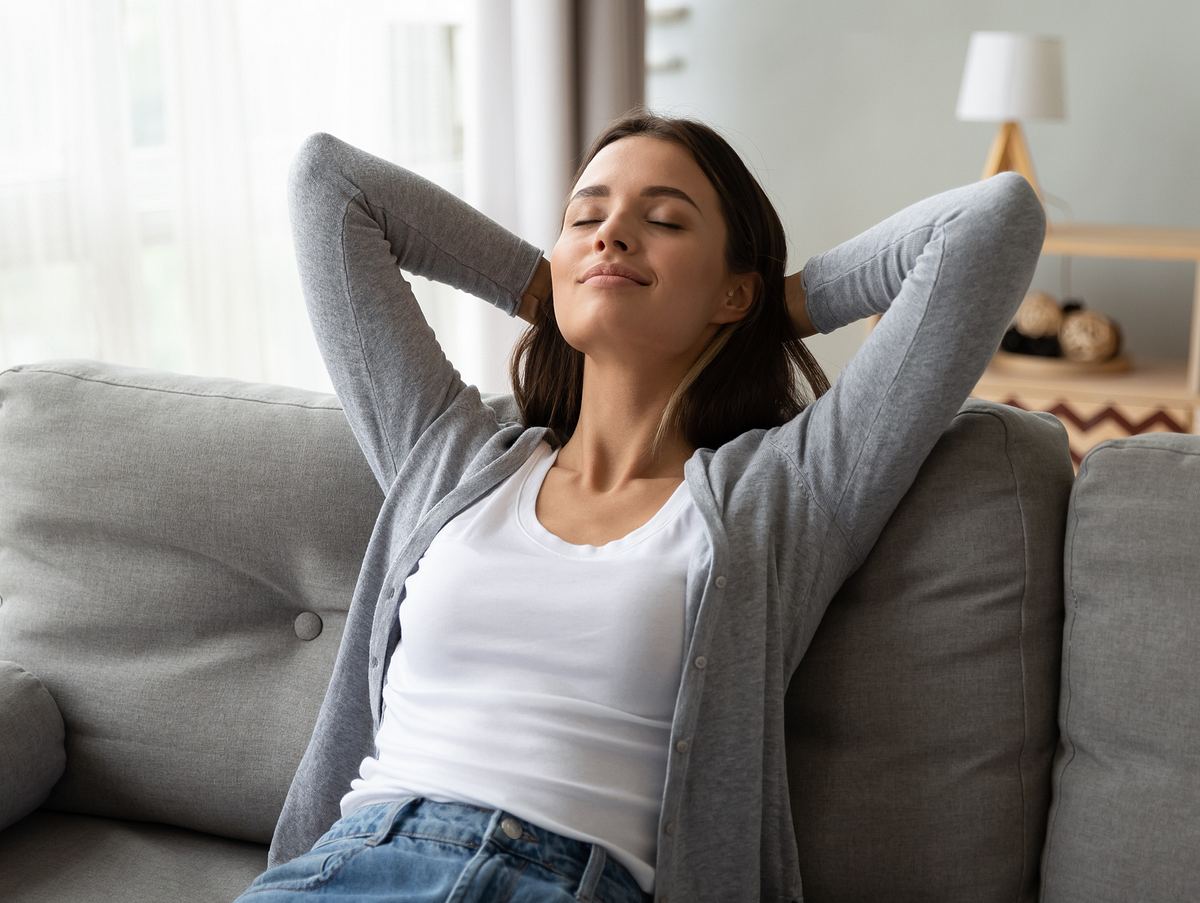 Frau entspannt auf der Couch
