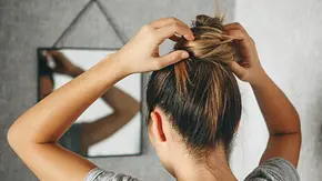 Einfache Frisuren für lange Haare - Foto: iStock/ franz12 Einfache Frisuren für lange Haare - Foto: iStock/ franz12
