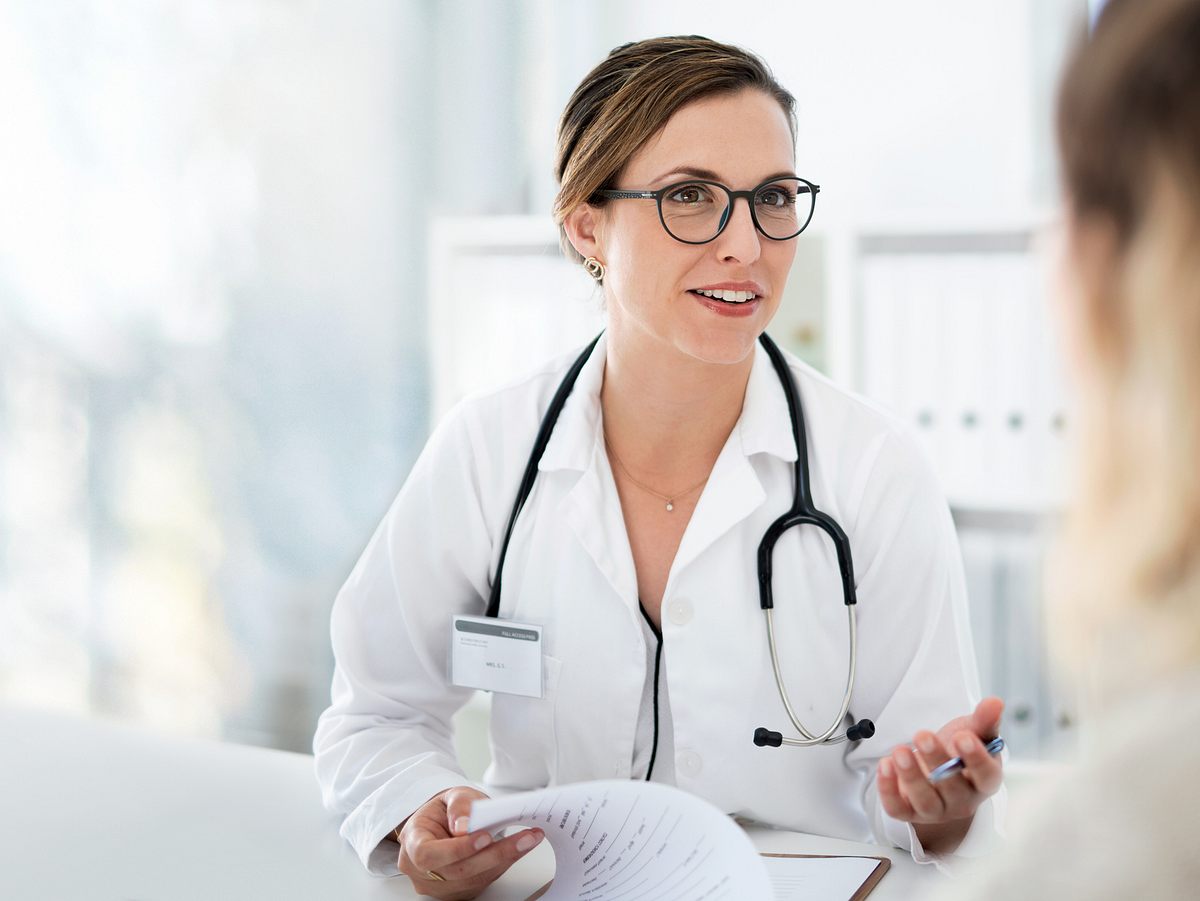 Ärztin und Patientin im Gespräch