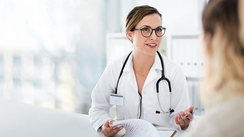 Ärztin und Patientin im Gespräch - Foto: iStock/Cecilie_Arcurs