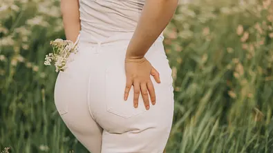 Frau mit heller Jeans  - Foto: istock / Iuliia Komarova