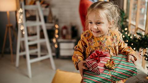 Geschenkidee für 5-Jährige an Weihnachten - Foto: iStock/StefaNikolic