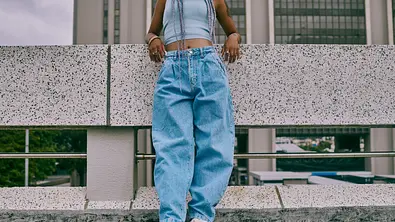 breite Jeans getragen - Foto: iStock / Delmaine Donson