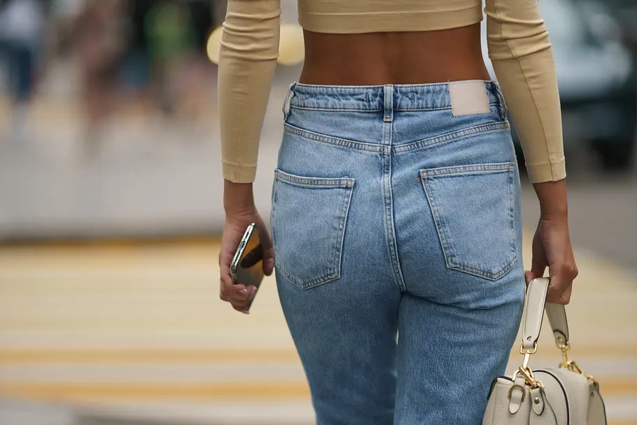 Beste Amazon Jeans: Gesäßtaschen Beste Amazon Jeans: Gesäßtaschen an einem Model