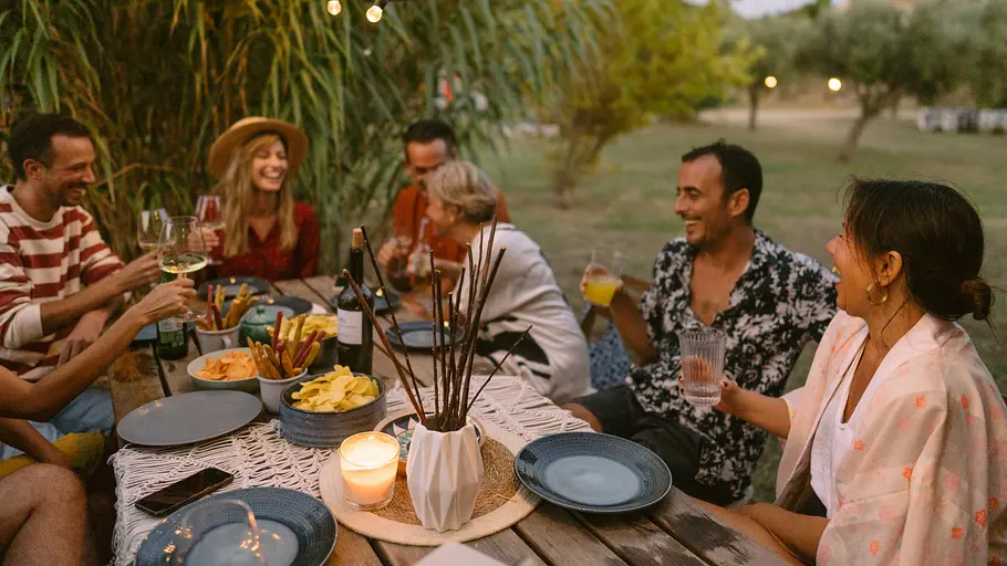 Freunde auf einer Sommerparty