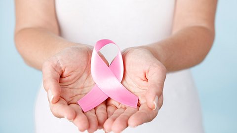 Frauenhände halten Brustkrebsschleife - Foto: iStock