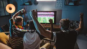Fußball-WM 2026: Fans sitzen vor dem Fernseher - Foto: iStock/ svetikd Fußball-WM 2026: Fans sitzen vor dem Fernseher - Foto: iStock/ svetikd