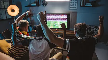 Fußball-WM 2026: Fans sitzen vor dem Fernseher - Foto: iStock/ svetikd