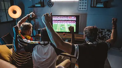 Fußball-WM 2026: Fans sitzen vor dem Fernseher - Foto: iStock/ svetikd
