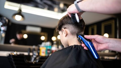 Junge bekommt vom Friseur eine angesagte neue Frisur verpasst - Foto: July Alcantara/ iStock