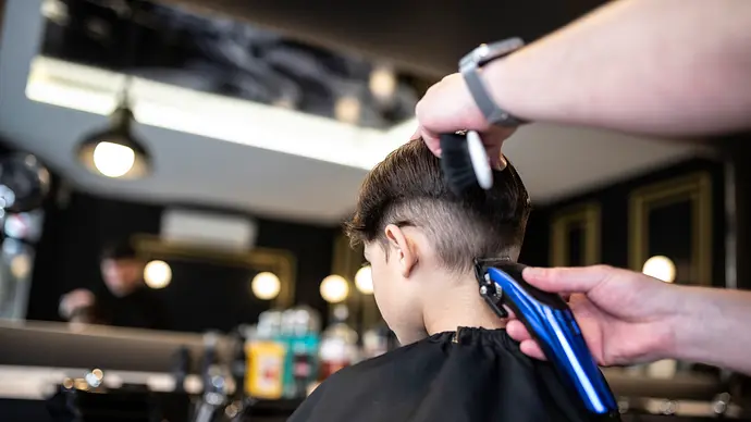 Junge bekommt vom Friseur eine angesagte neue Frisur verpasst - Foto: July Alcantara/ iStock Junge bekommt vom Friseur eine angesagte neue Frisur verpasst - Foto: July Alcantara/ iStock