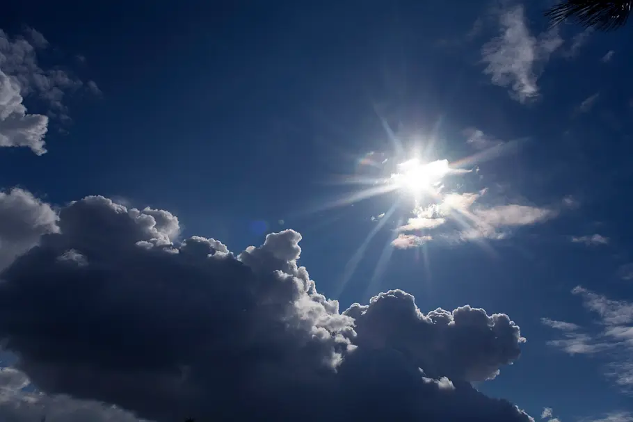 Himmel mit Sonne und Wolken