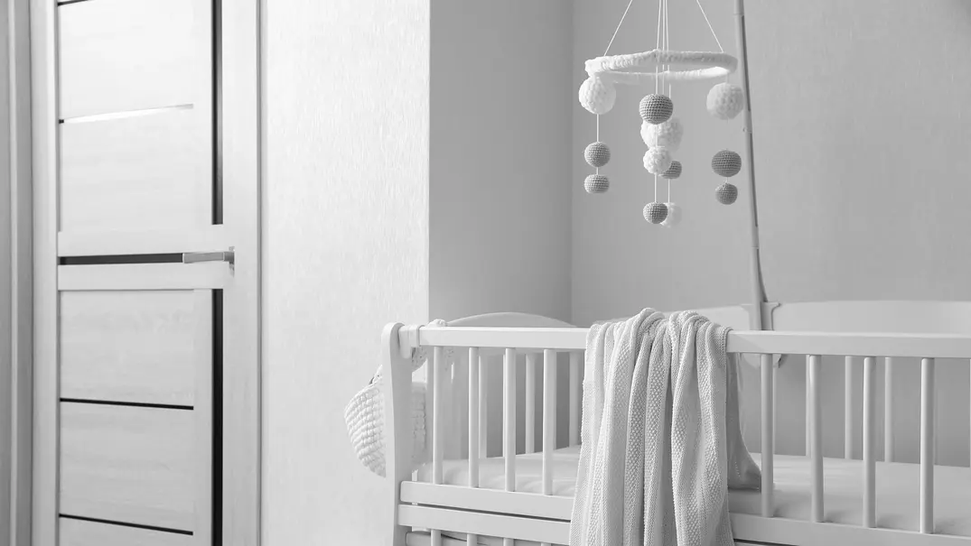 Mutter verkauft Krippe ihres tot geborenen Sohnes, erhält sie aber eine Woche später zurück - Foto: iStock/ Liudmila Chernetska