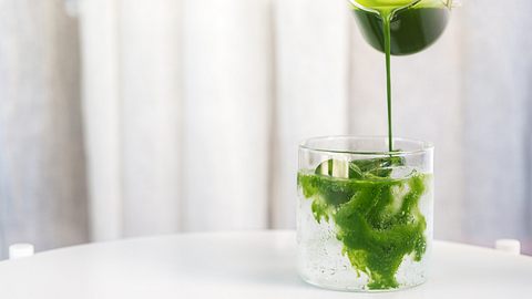 Matcha Tonic Zubereitung - Foto: iStock / Premyuda Yospim