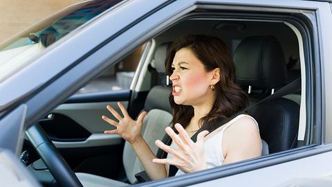 Frau bei Hitze im Auto die wütend wird - Foto: iStock/ Antonio_Diaz