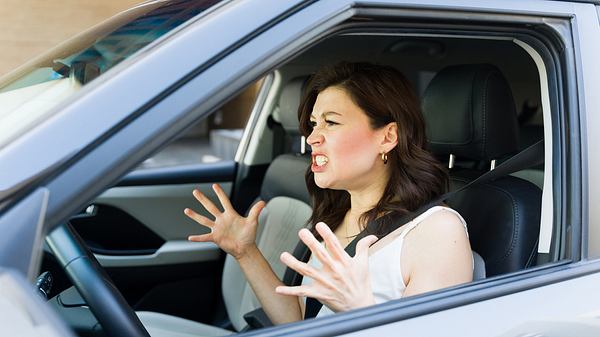 Frau bei Hitze im Auto die wütend wird - Foto: iStock/ Antonio_Diaz