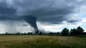 Tornado über einem Feld mit dunklen Himmel und Wolken - Foto: iStock/ Giuliano Domenichini Tornado über einem Feld mit dunklen Himmel und Wolken - Foto: iStock/ Giuliano Domenichini