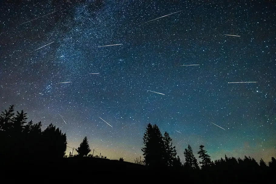 Perseiden: Nächtlicher Sternenhimmel mit Sternschnuppen Perseiden: Nächtlicher Sternenhimmel mit Sternschnuppen