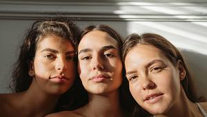 Zyklus-Skincare: Wie du deine Hautpflege auf deinen hormonellen Zyklus abstimmen kannst - Foto: iStock / AleksandarNakic