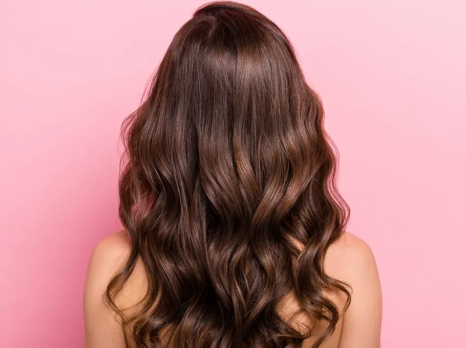 Gesundes, glänzendes Haar Frau mit langen, braunen Haaren