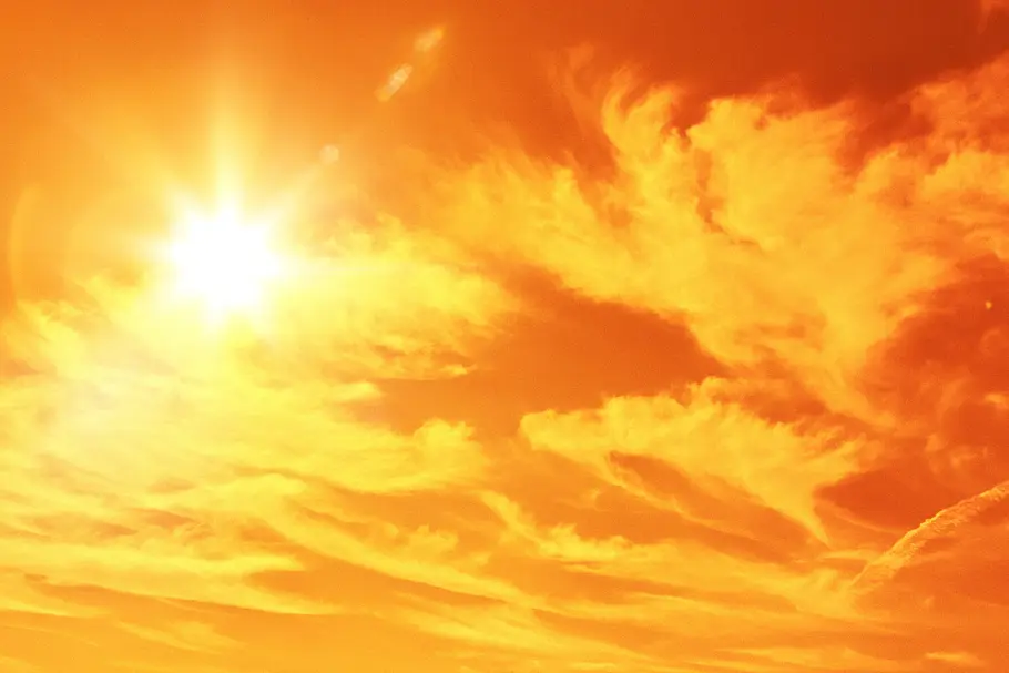 Hitzewarnung: Himmel mit Sonne und Wolken